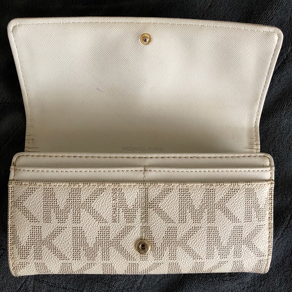 Michael Kors Wallet - Picture 4 of 4
